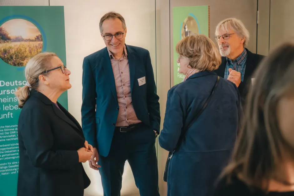 Die Podiumsteilnehmer*innen im Gespräch mit Gästen